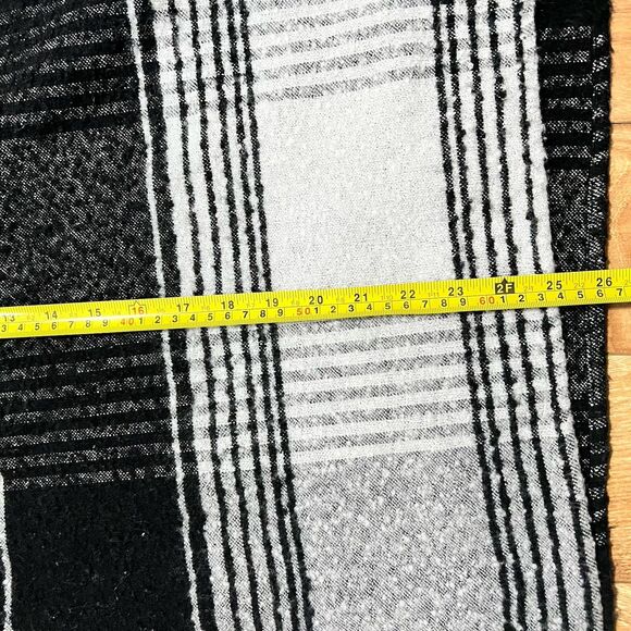 Express Plaid Hooded Poncho One Size Black White Lines Cottage Country Travel - Picture 5 of 7